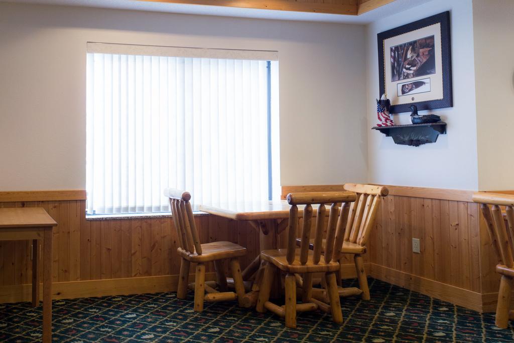 White Oak Inn And Suites Deer River Exterior photo