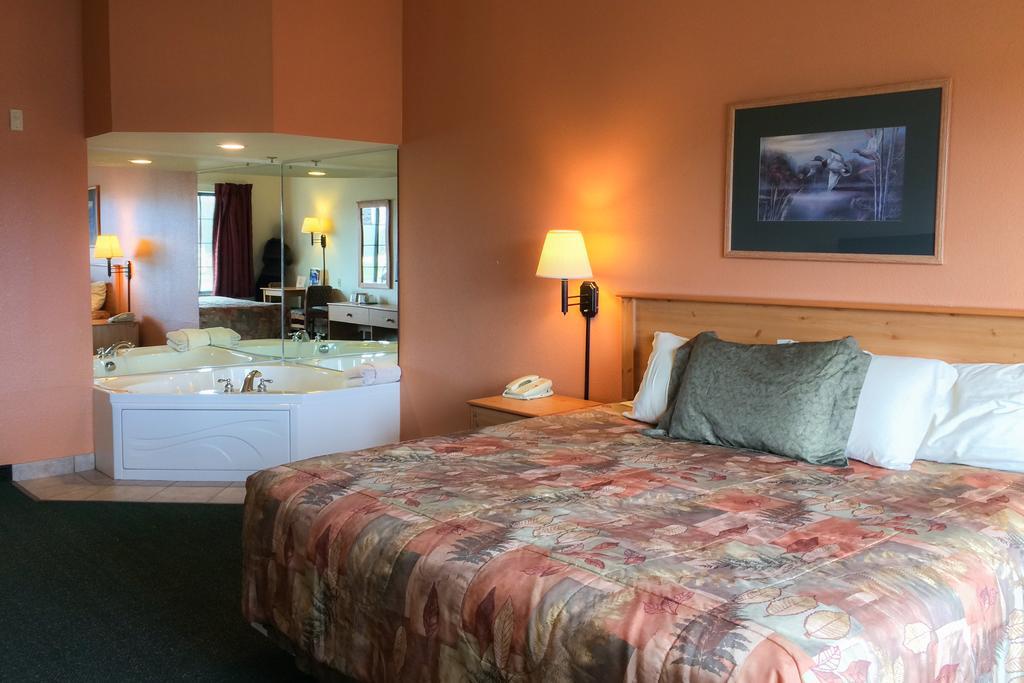White Oak Inn And Suites Deer River Exterior photo